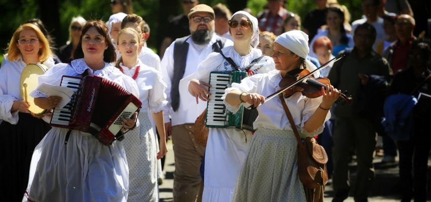 Wieś Tańczy i Śpiewa na Weselu!