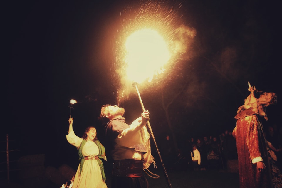 Na zdjęciu zarys dwóch postaci wyłaniających się z mroku i mgły