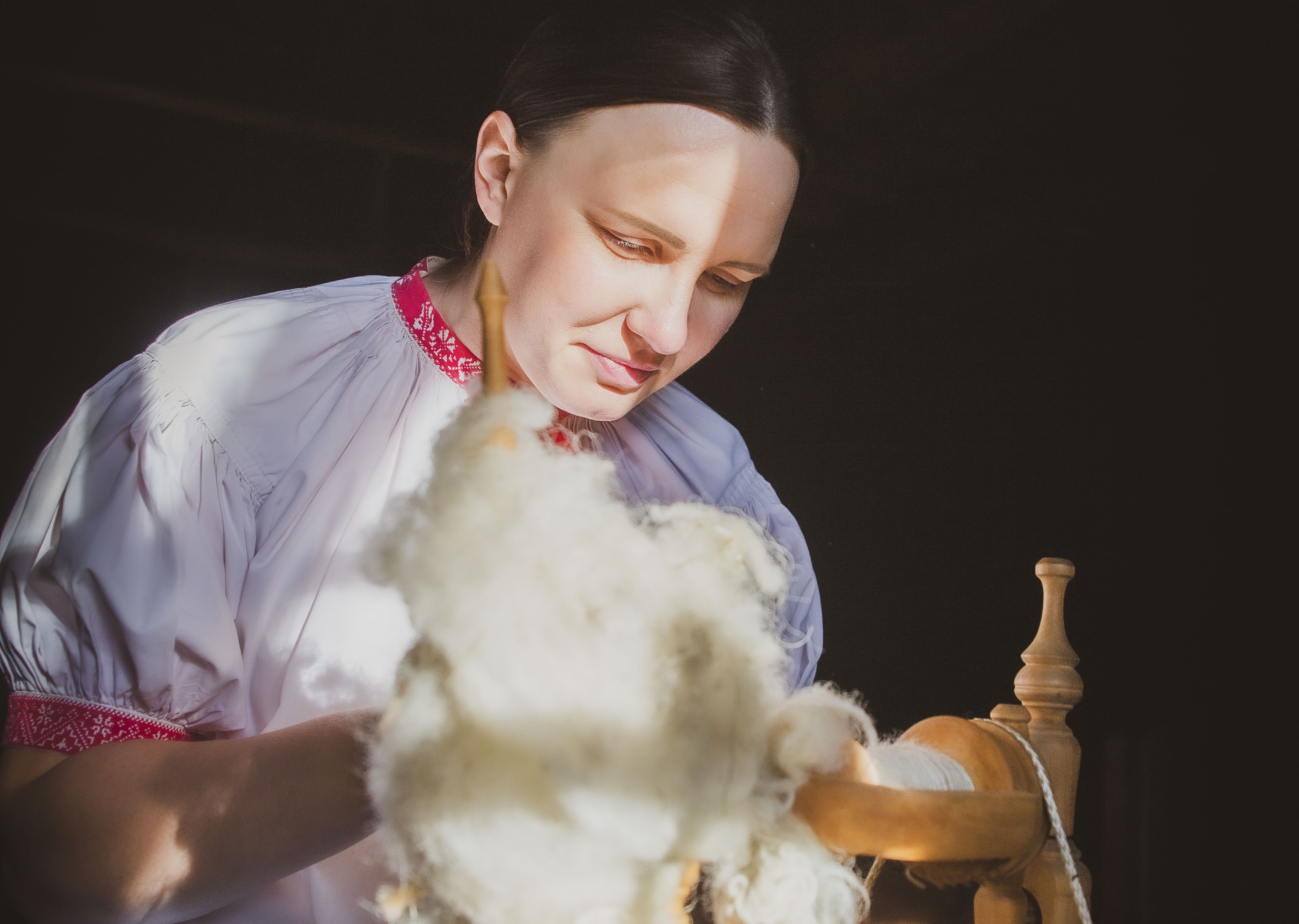 góralka z kołowrotkiem i wełną